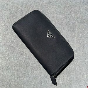 Prada Wallet 🎈